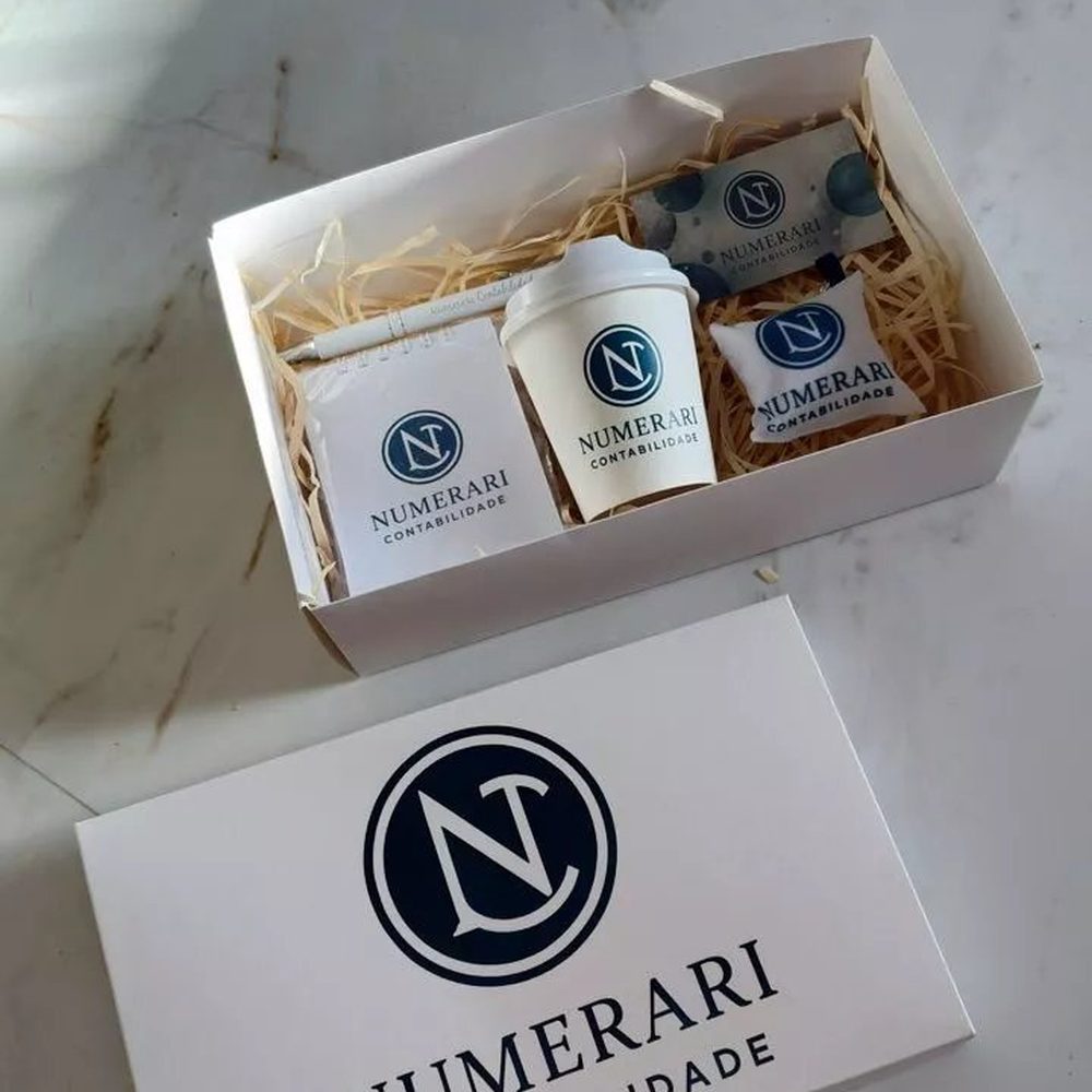 Numerari — caixa branded em mesa de mármore